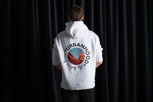 Person mit Kapuzenpullover Rückenansicht