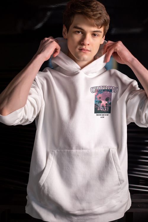 Mann posiert in Sportkleidung