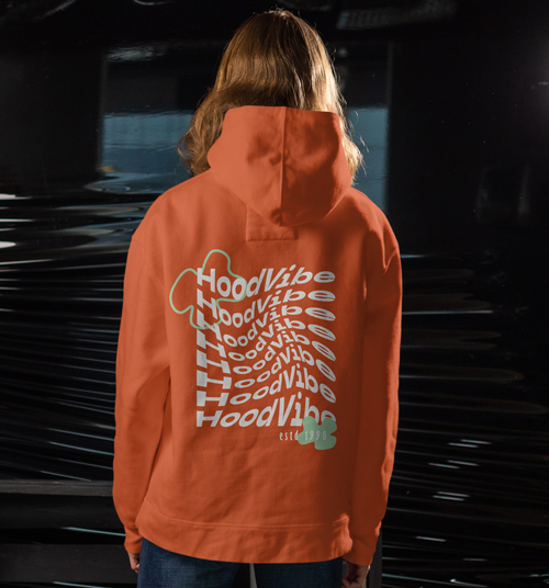 Person posiert in einem Studio Rückansicht