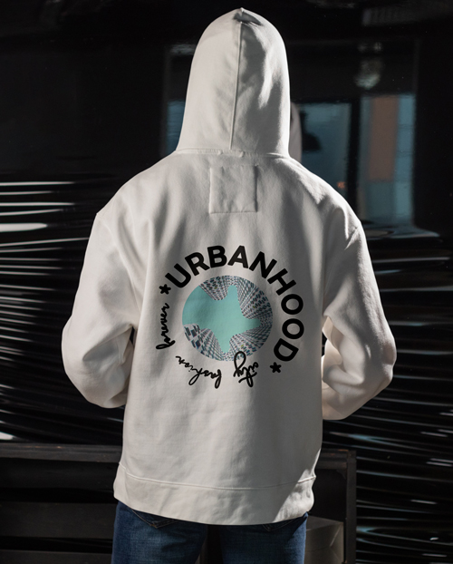 Mann hat Hände in den Hosentaschen