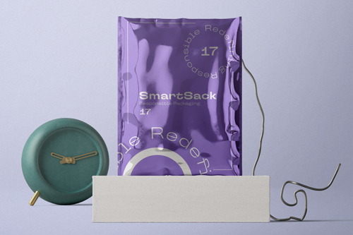 Plastikverpackung in minimalistischer Szenerie