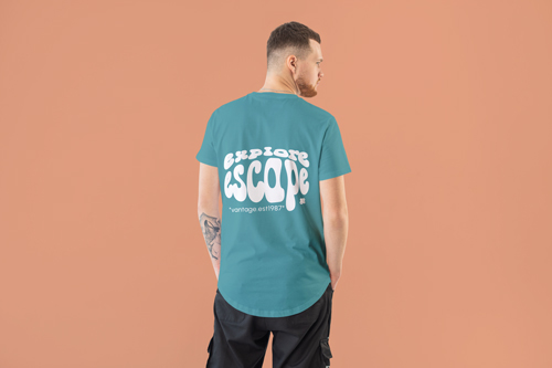 Trend Bir Büyük Beden Tişört Giymiş Adam