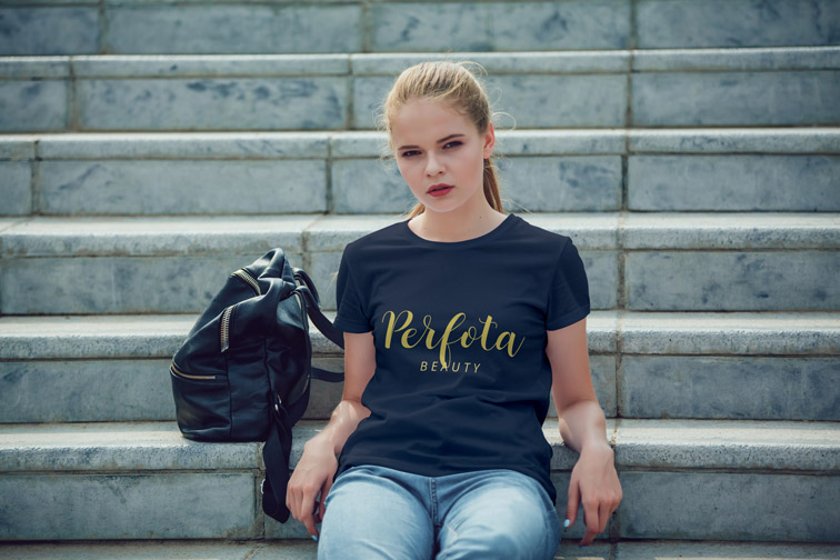 Menina Adolescente Sentada na Escada