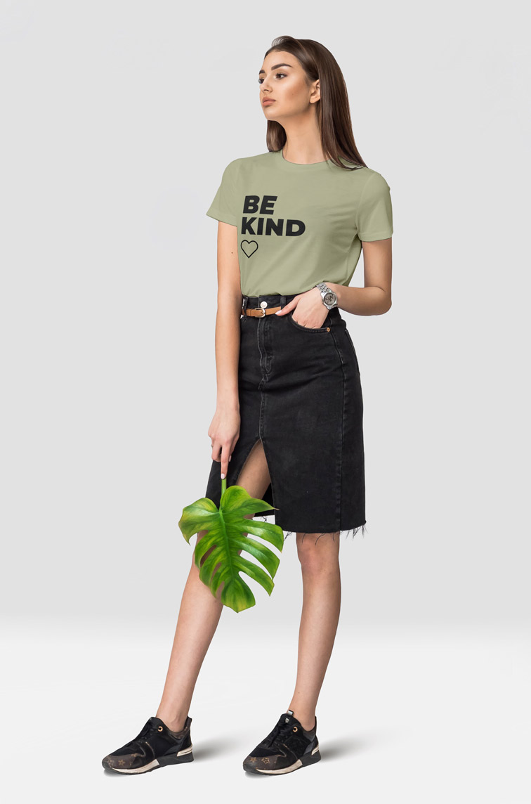 葉っぱを掴んで傍白を見ている女の子