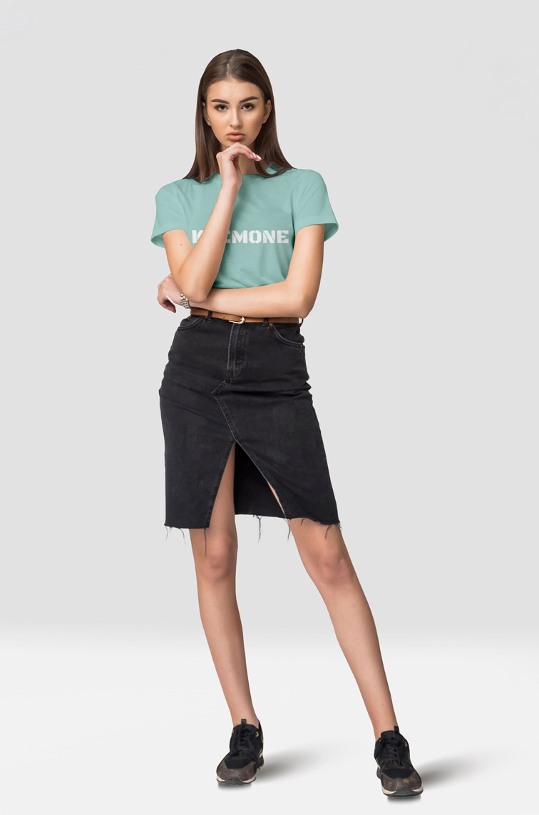 女の子は両手を握りながらカメラを見ている