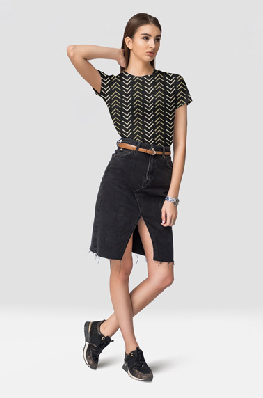 首に手でポーズをとるスタイリッシュな女の子