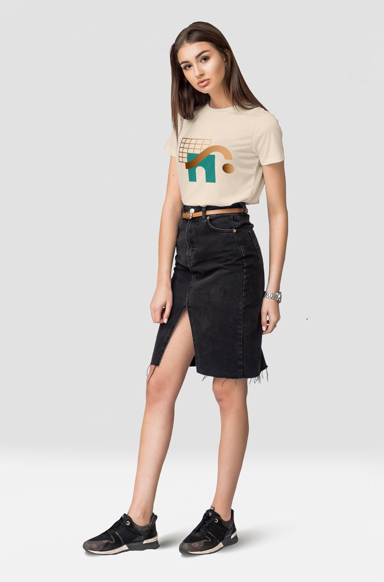 灰色の背景に立っているきれいな女の子