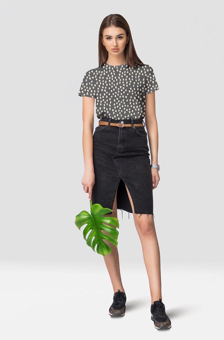 Stehendes Mädchen, das ein Monstera-Blatt festhält