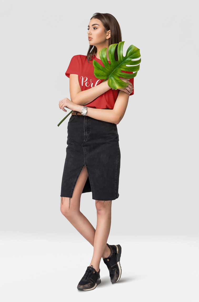 モンステラリーフを持って、ポーズをとる女の子