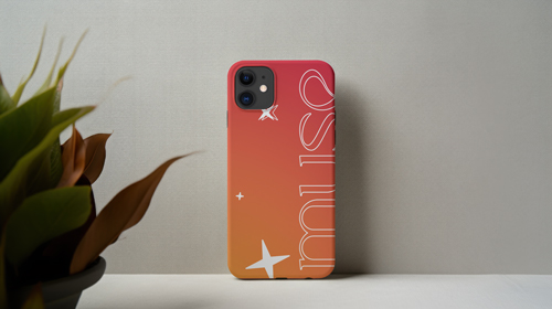 Celular colocado contra a parede