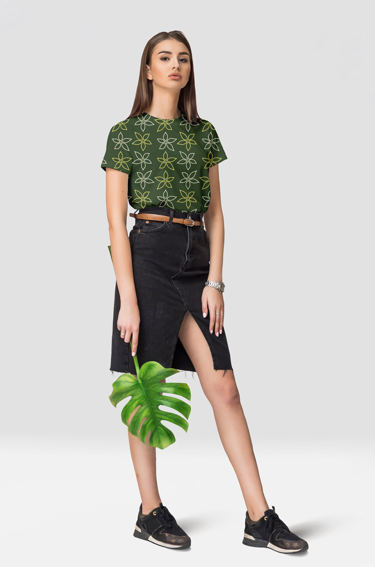 Stehendes Mädchen, das ein Monstera-Blatt hält