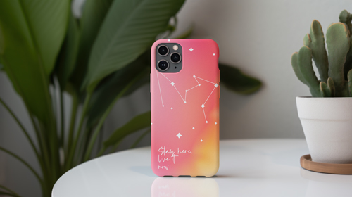 Smartphone posicionado em mesa branca