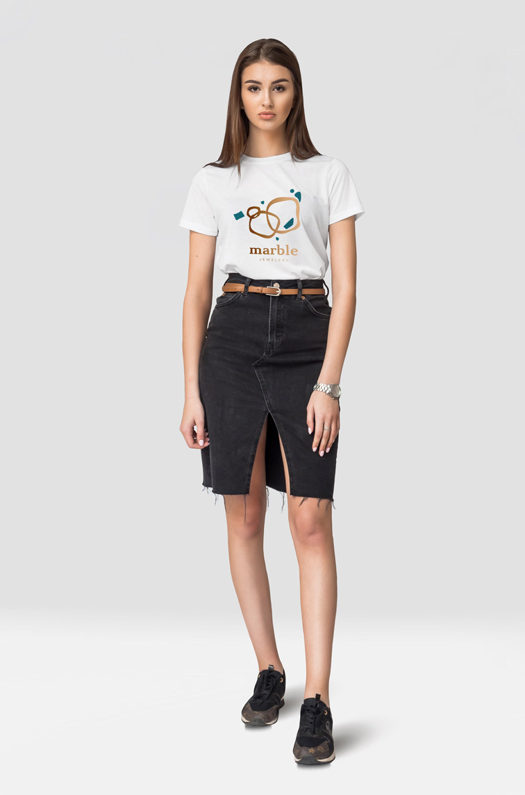 グレーの背景に立っている女の子