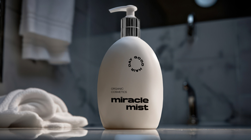 Pumpbare Shampooflasche im Badezimmer