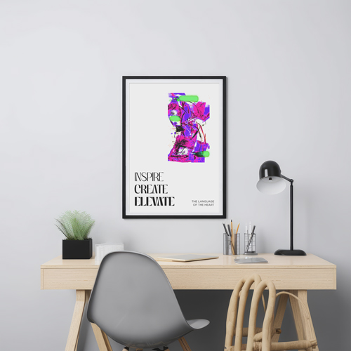 Bureau avec un cadre au-dessus