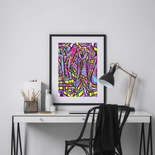 Bureau blanc surmonté d'une oeuvre d'art