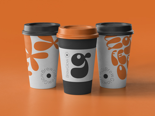 نظرة أمامية على ثلاثة أكواب قهوة