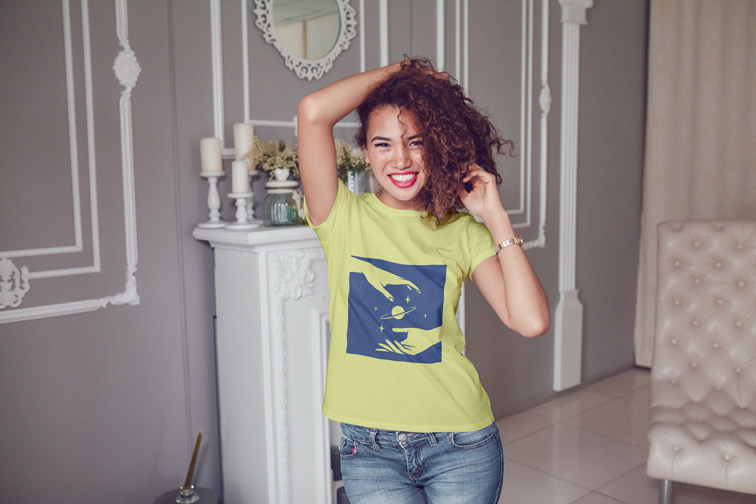 Chica sonriente con las manos en la cabeza