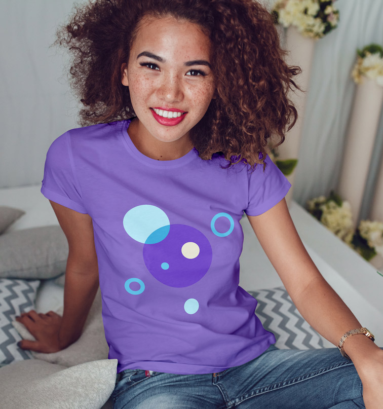 Chica rizada sonriendo a la cámara