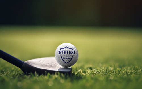 Golfball und Schläger in einem Feld