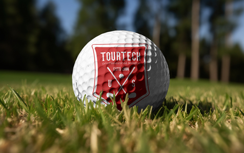 Golfball auf einem Meisterschaftsplatz