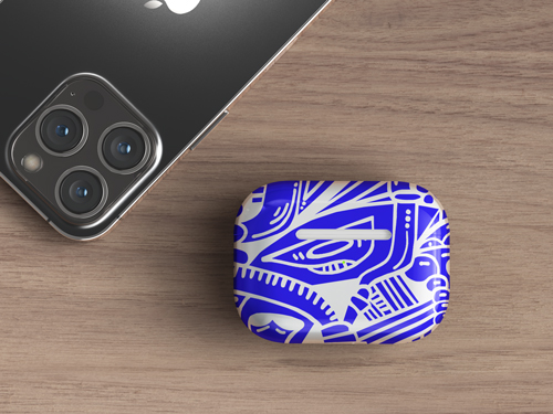 Ahşap Masa Üzerinde Kapalı AirPods Kabı
