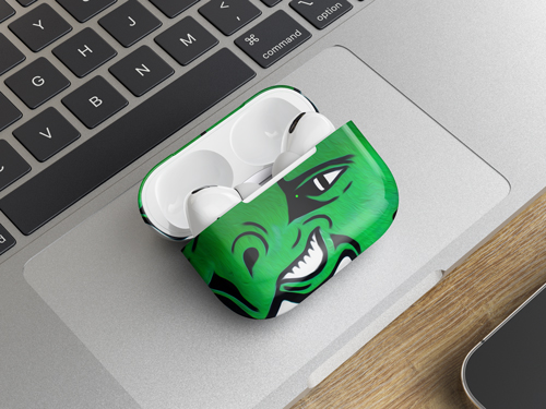 Laptop Üzerinde Açık AirPods Kabı