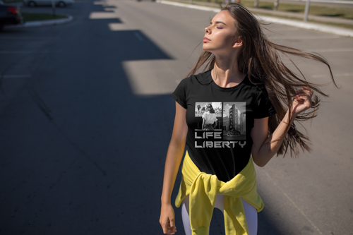 Femme portant une tenue décontractée