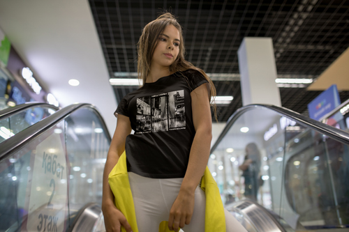 Femme posant en tenue de ville