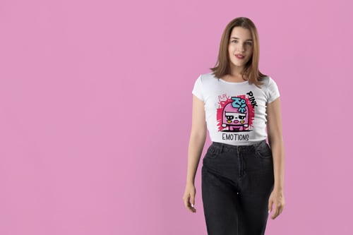 نظرة نصفية على امرأة ترتدي قميص