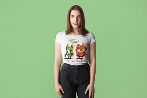 نظرة نصفية لامرأة بملابس عصرية