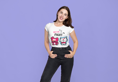 امرأة تقف للتصوير بملابس شارع