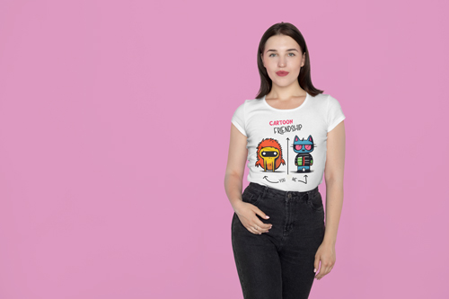 نظرة أمامية لامرأة تقف للتصوير بقميص