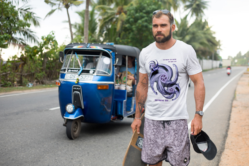 Homem de Pé na Estrada