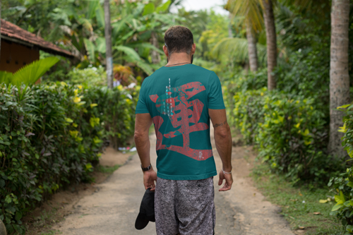 Homem Posando com a Parte de Trás de uma Camiseta