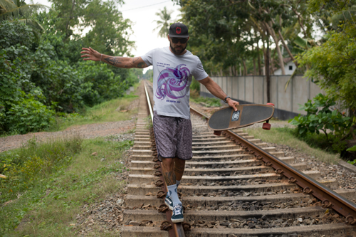 Homem com um Skate na Mão