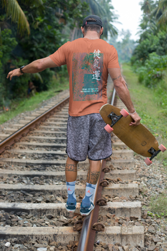 Homem Caminhando nos Trilhos