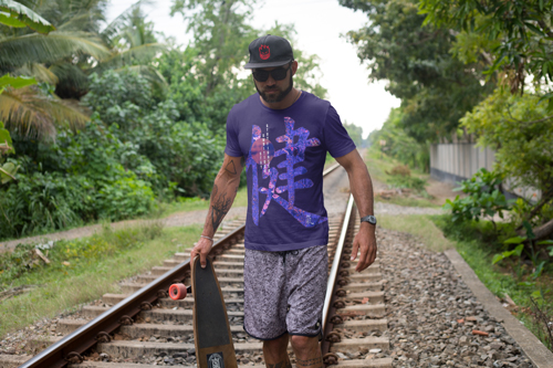 Homem Vestindo uma Camiseta e Óculos de Sol