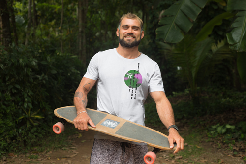 Homem Segurando um Skate