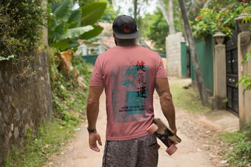 Homem de Pé em uma Floresta