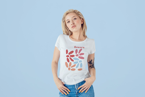 Tişört ile Poz Veren Kadının Önden Görünüşü