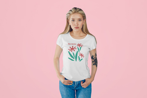 Tişört ve Kot Pantolon Giymiş Kadın