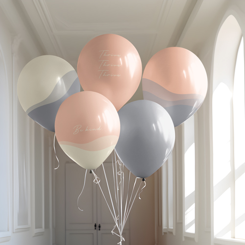 Ramillete de globos en una casa moderna