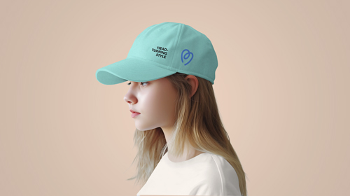 Femme portant une casquette Vue de côté