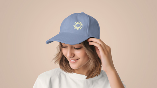 Femme portant un chapeau souriant
