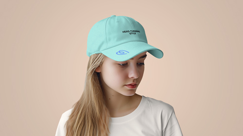 Femme portant une casquette regardant vers le bas