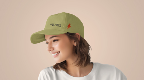 Femme portant un chapeau Vue de côté
