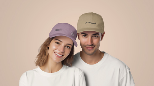Couple portant des chapeaux