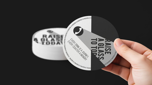 Untersetzer auf unscharfem Hintergrund