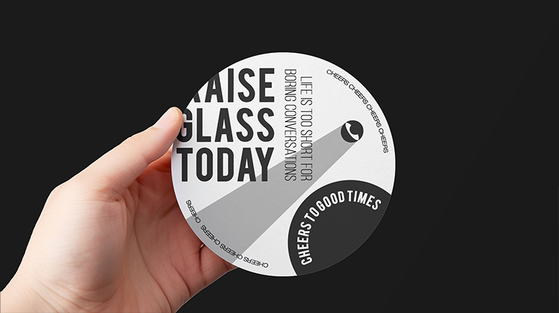 Untersetzer in der Hand einer Person